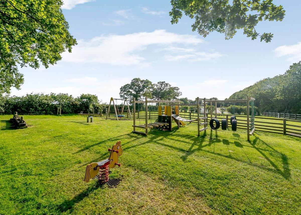 Castle Brake Holiday Park Woodbury Exterior photo